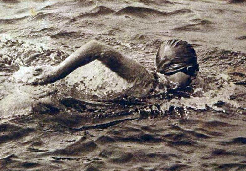 Gertrude Ederle swimming in the English Channel, August 1926