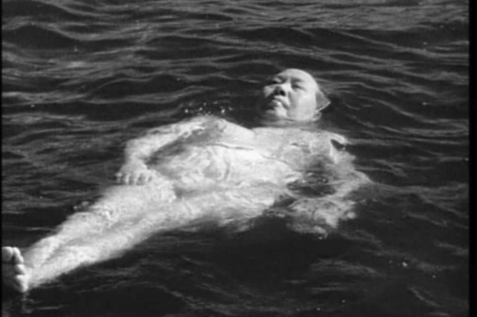 Mao Zedong floating on his back in the Yangtze