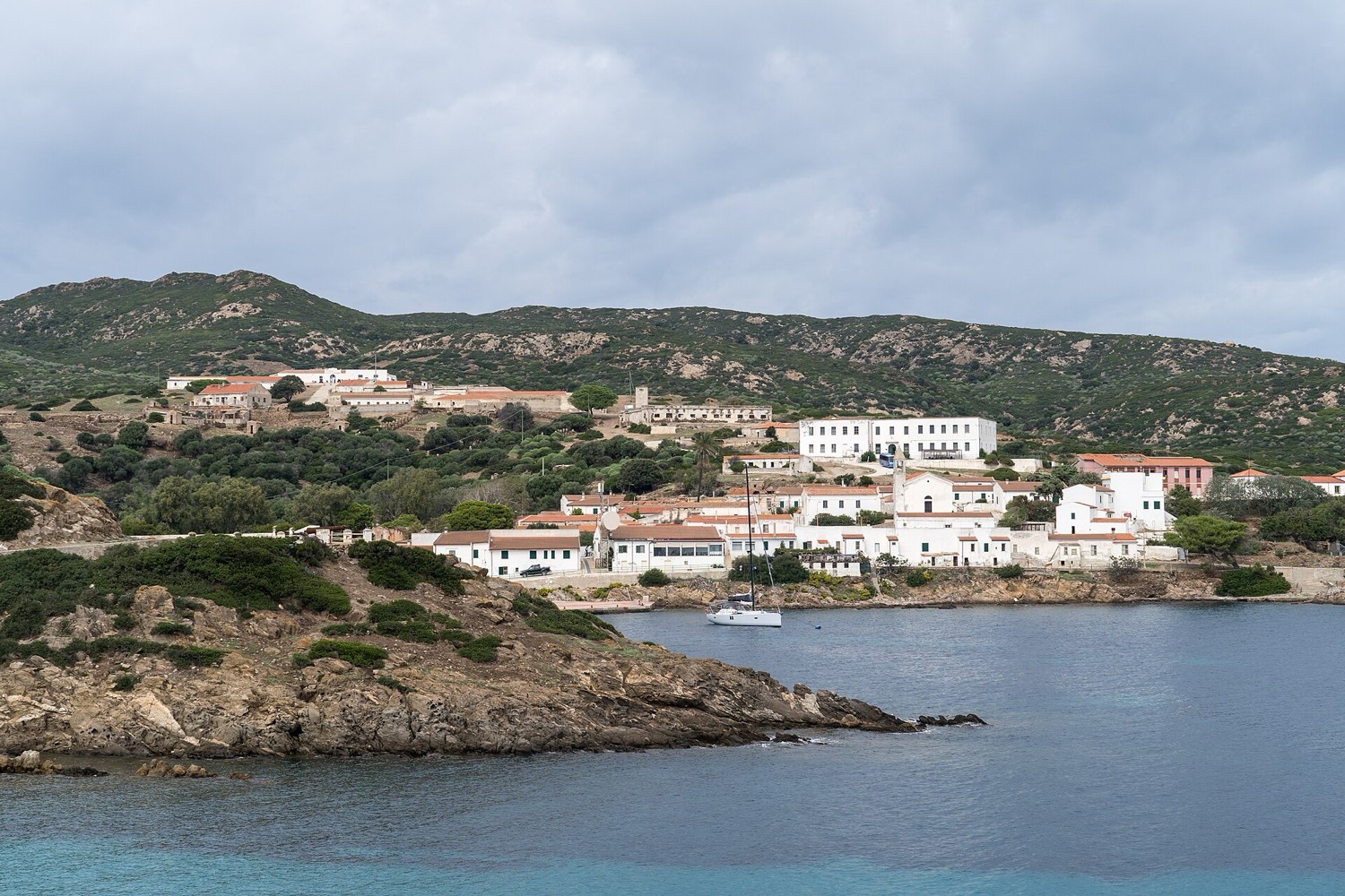 Cala d'Oliva at Asinara: white houses overlooking a bay of transparent water