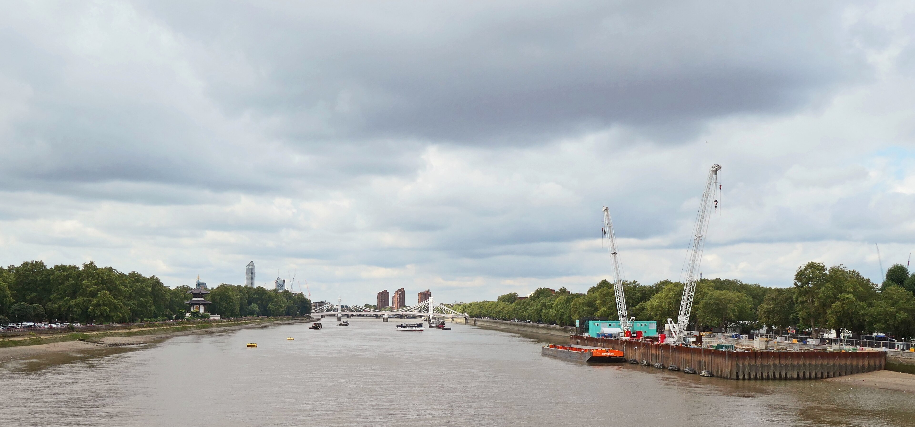 The Thames Tideway construction site on the Chelsea embankment: the crane, the bulkheads, and the river flowing alongside